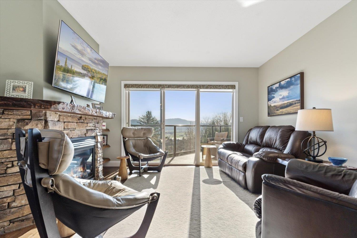 Kitchen Island Photo of 28 35931 Empress Drive, Abbotsford, BC