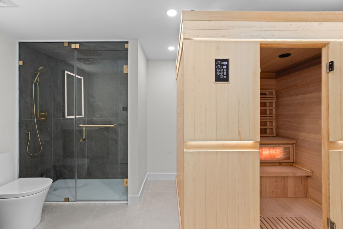 Front Yard Photo of 14799 Oxenham Avenue, White Rock, BC