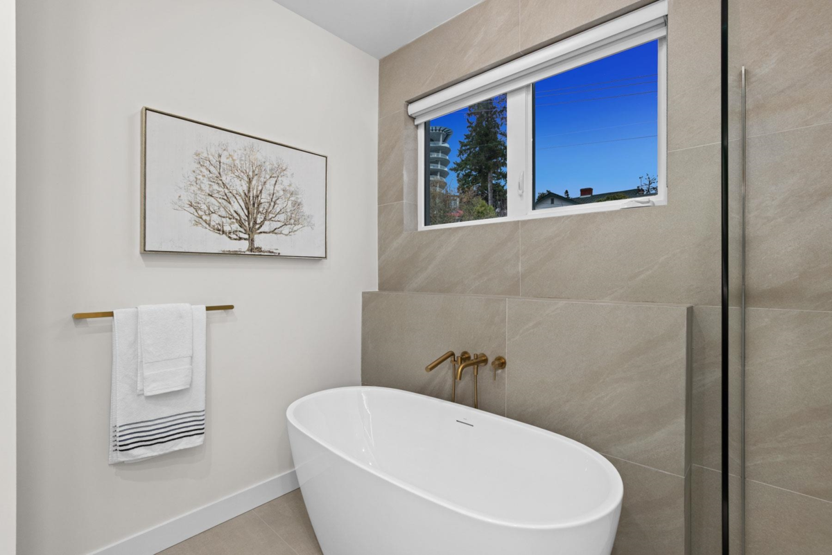 Hallway Photo of 14799 Oxenham Avenue, White Rock, BC