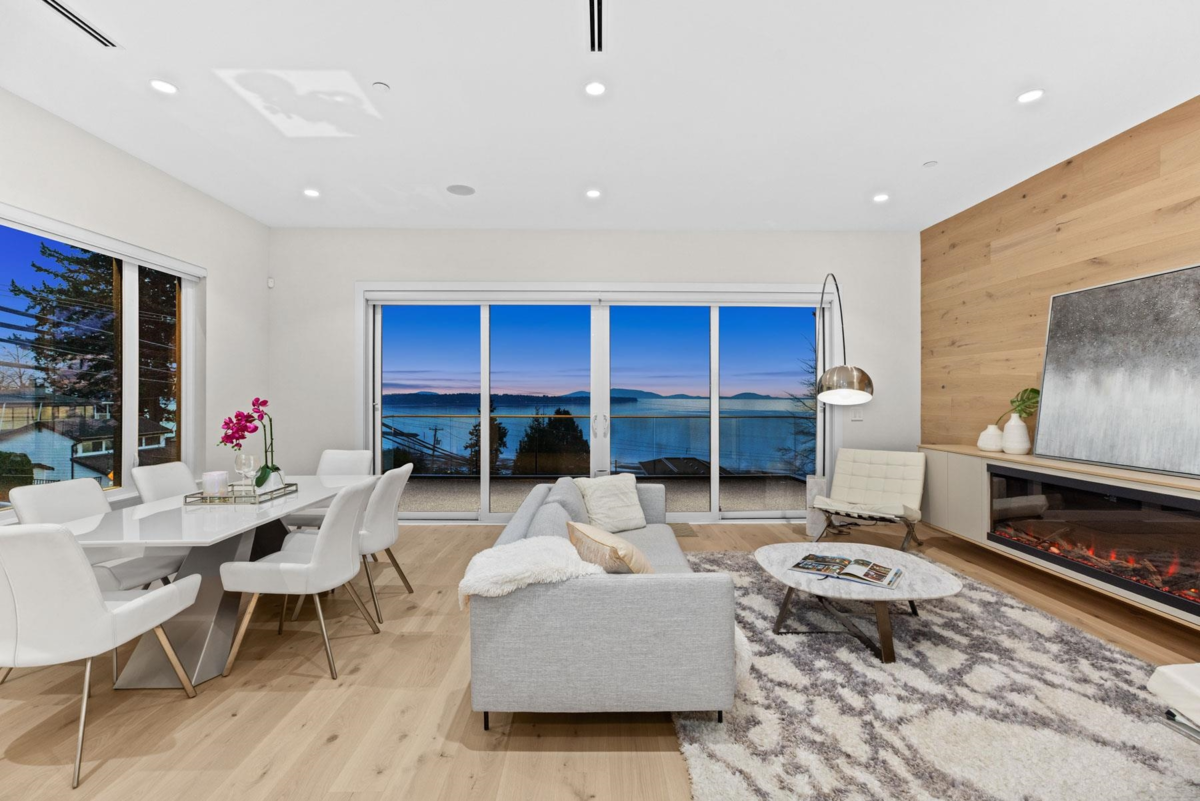 Kitchen Island Photo of 14799 Oxenham Avenue, White Rock, BC