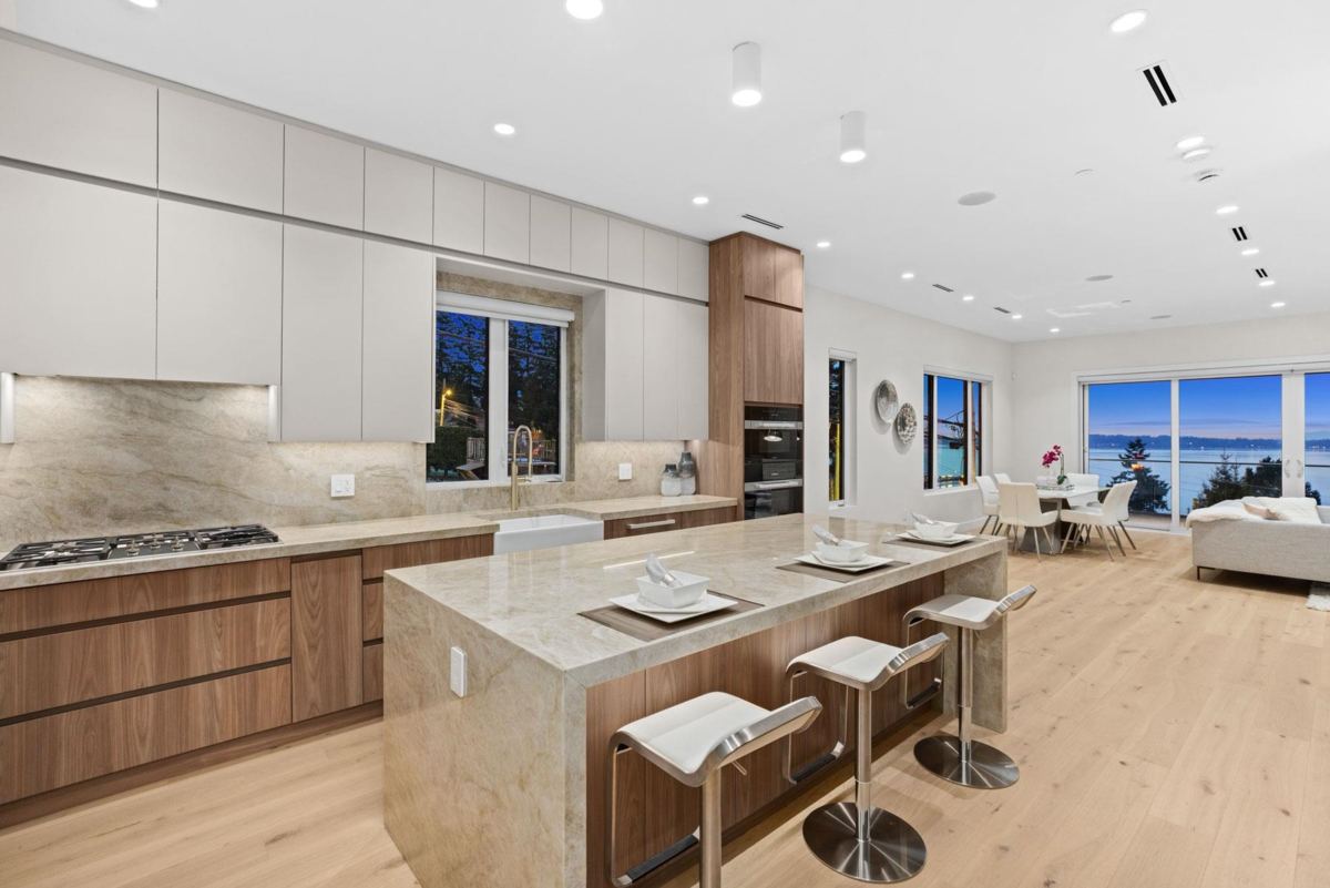 Primary Bathroom Photo of 14799 Oxenham Avenue, White Rock, BC