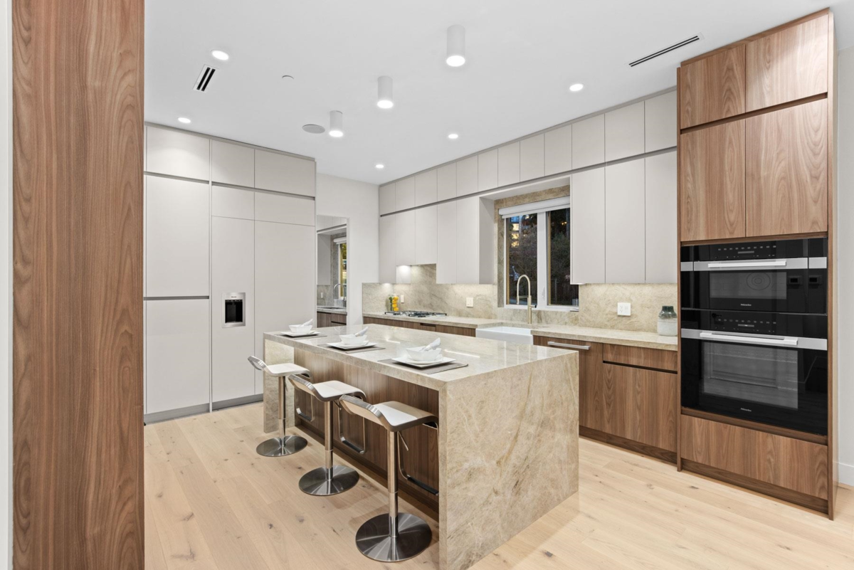 Walk-In Closet Photo of 14799 Oxenham Avenue, White Rock, BC