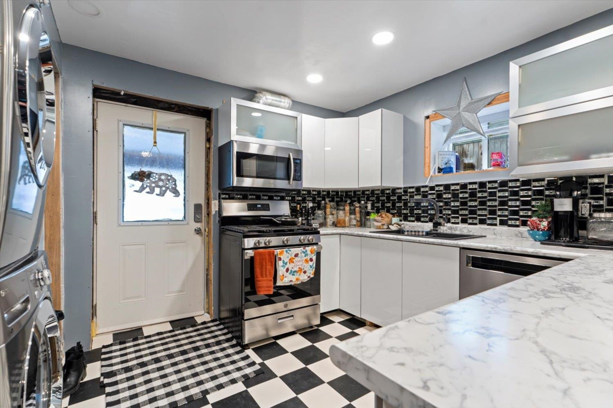 Basement Recreation Room Photo of 63895 Old Yale Road, Hope, BC