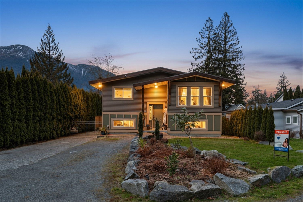 Living Room Photo of 63895 Old Yale Road, Hope, BC