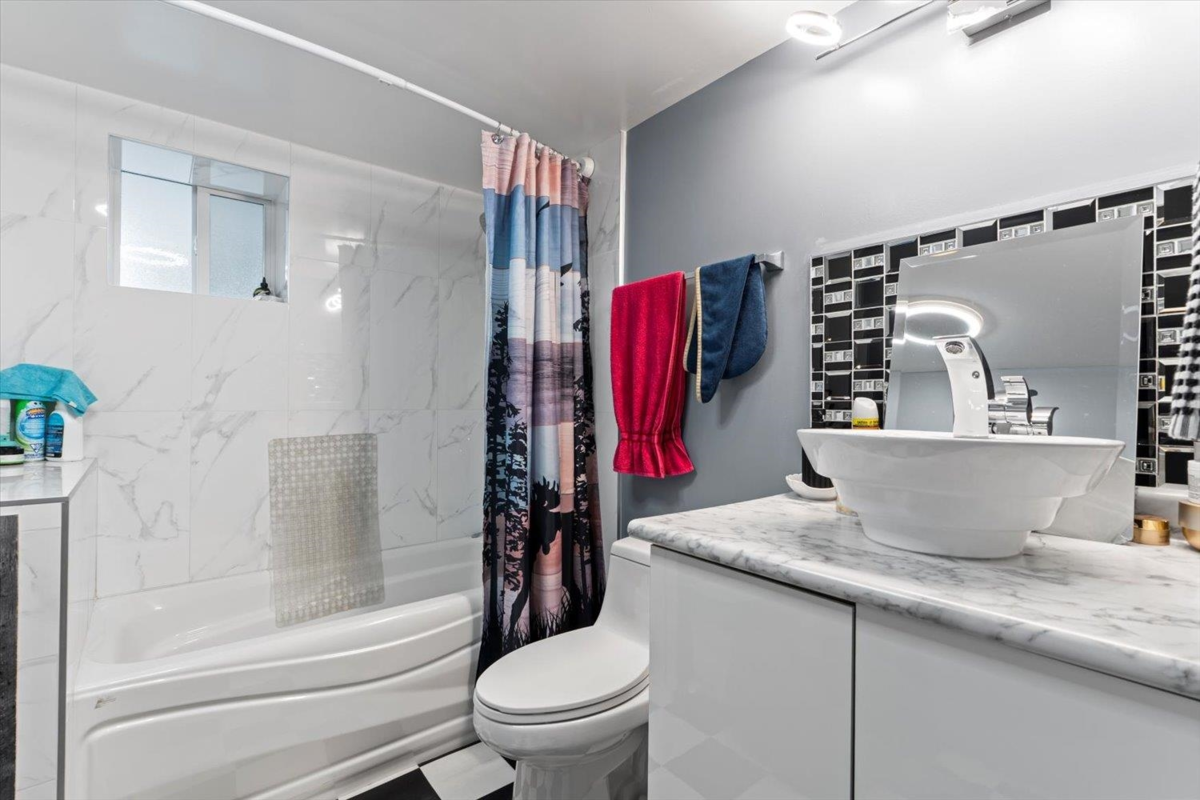Mudroom Photo of 63895 Old Yale Road, Hope, BC