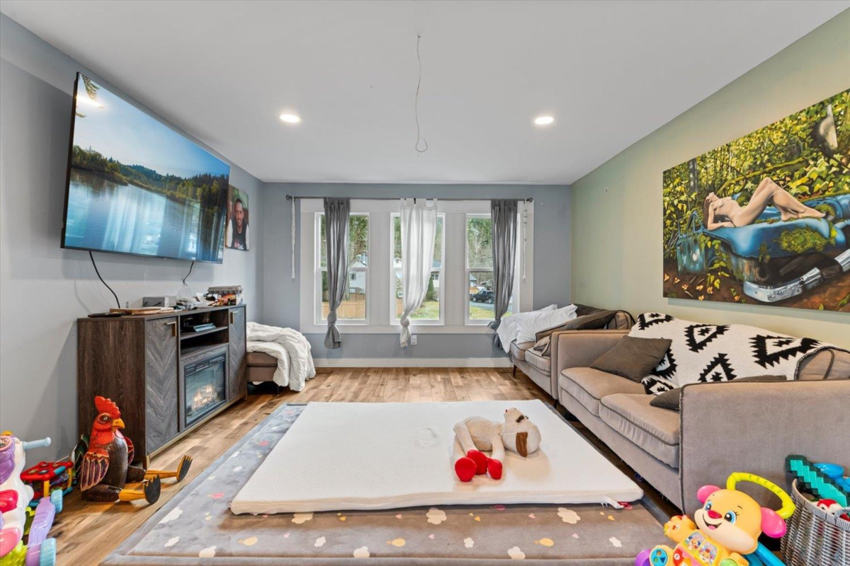 Primary Bedroom Photo of 63895 Old Yale Road, Hope, BC