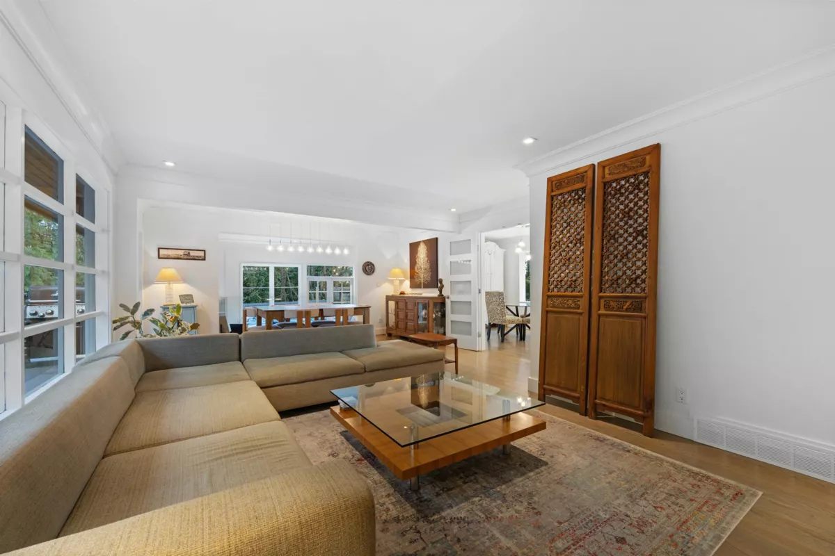Kitchen Island Photo of 4411 Stone Crescent, West Vancouver, BC