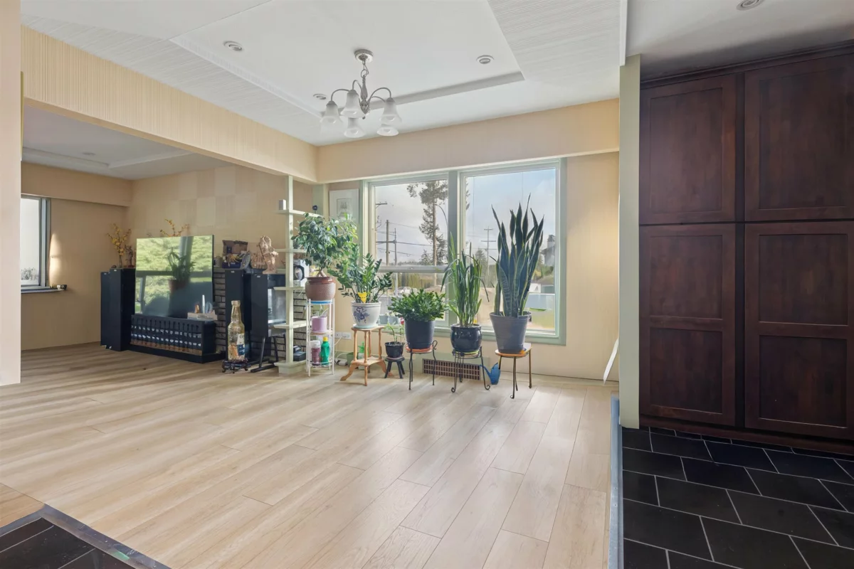 Breakfast Nook Photo of 16388 88 Avenue, Surrey, BC