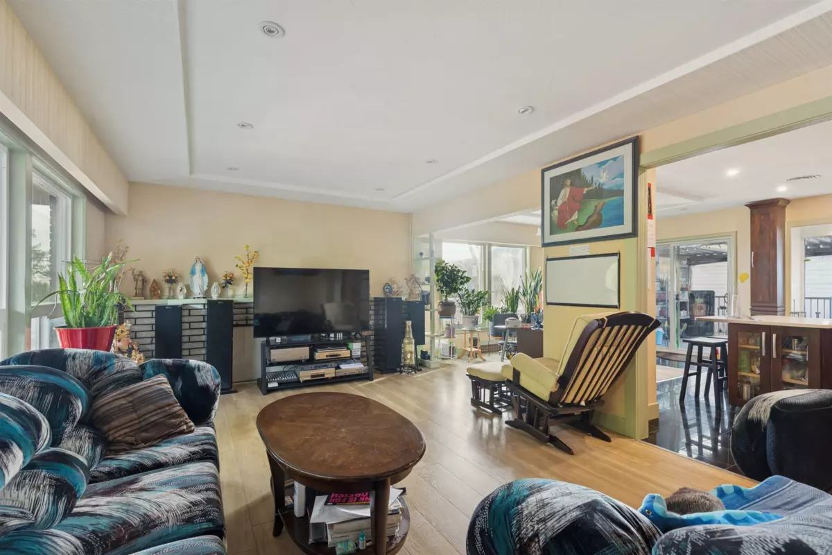 Kitchen Island Photo of 16388 88 Avenue, Surrey, BC
