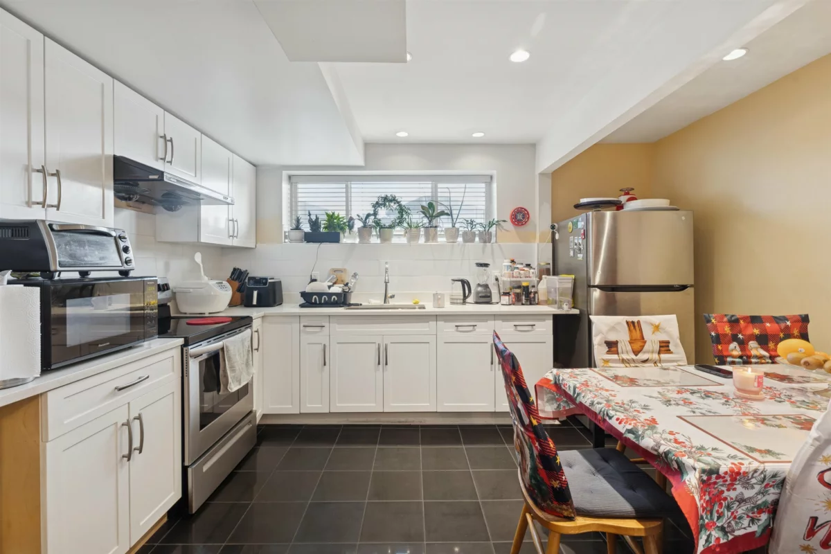 Primary Bathroom Photo of 16388 88 Avenue, Surrey, BC