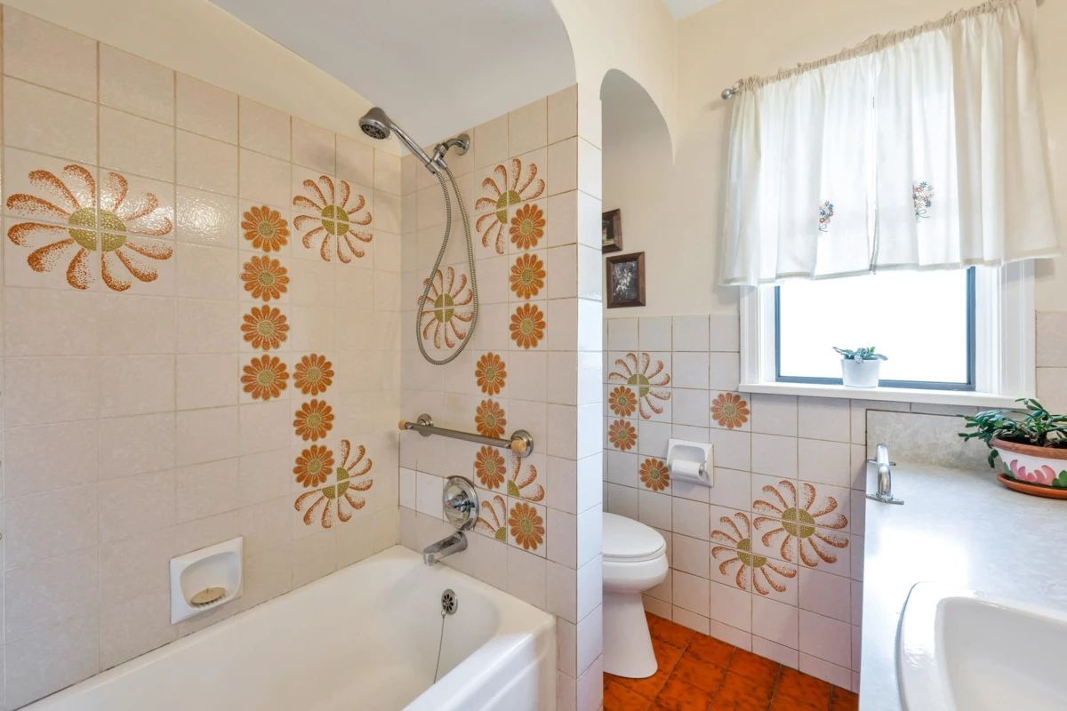 Primary Bathroom Photo of 3778 Triumph Street, Burnaby, BC