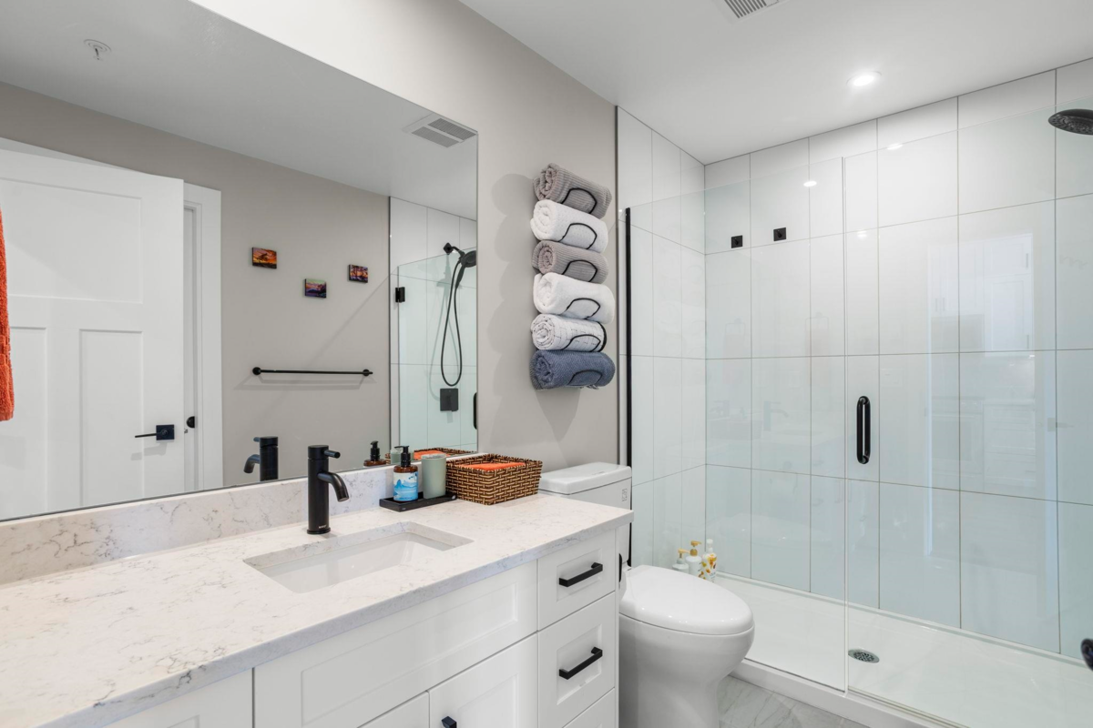 Basement Recreation Room Photo of 307 470 Esplanade Avenue, Harrison Hot Springs, BC