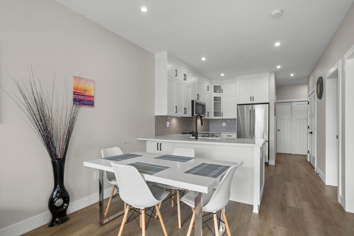 Breakfast Nook Photo of 307 470 Esplanade Avenue, Harrison Hot Springs, BC