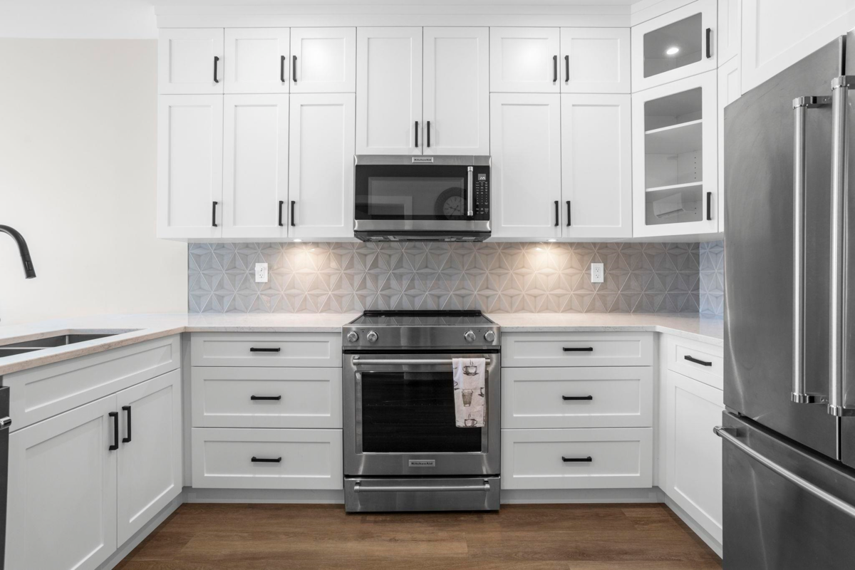 Dining Area Photo of 307 470 Esplanade Avenue, Harrison Hot Springs, BC