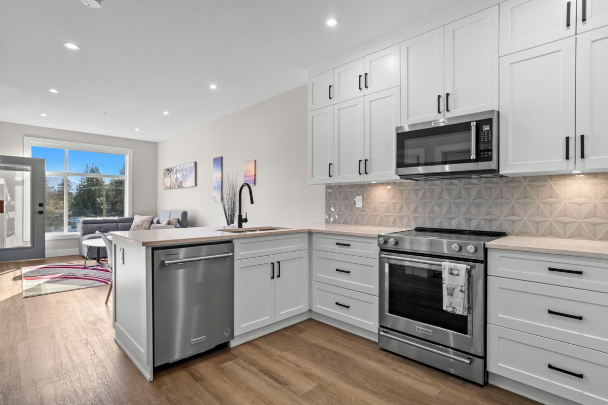 Family Room Photo of 307 470 Esplanade Avenue, Harrison Hot Springs, BC