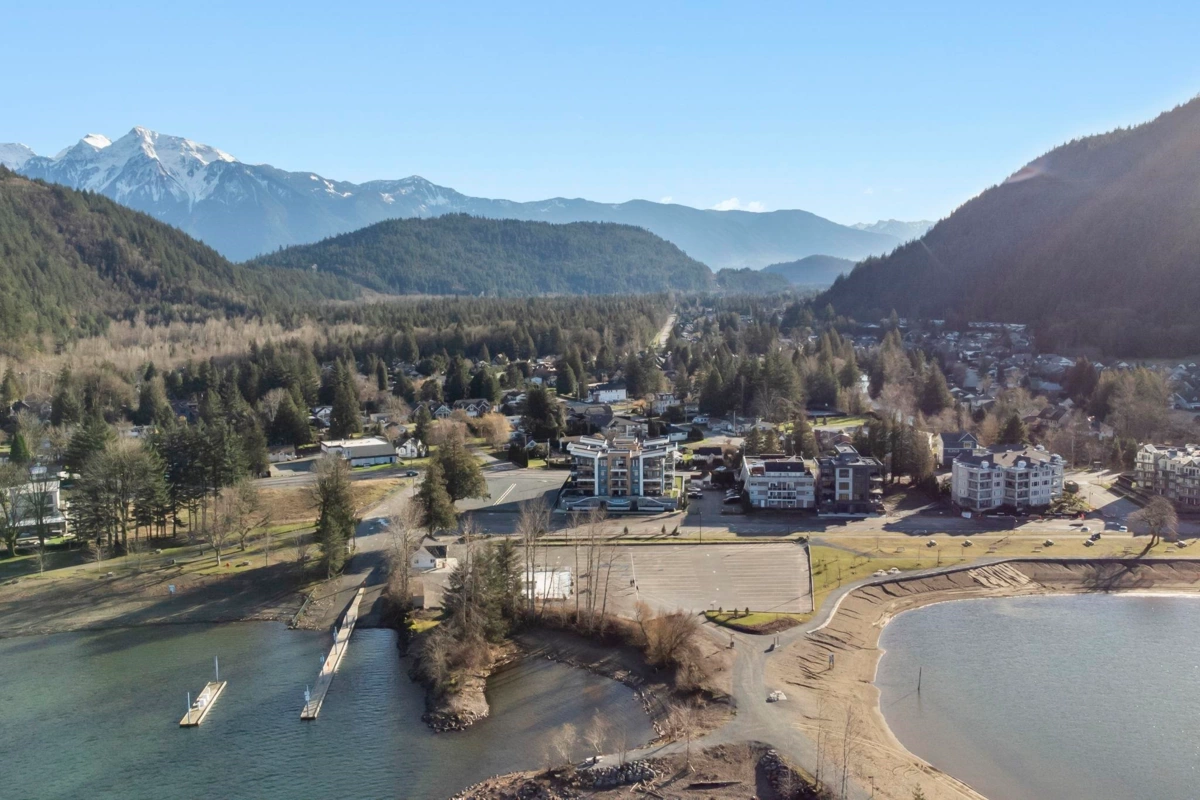 Front Yard Photo of 307 470 Esplanade Avenue, Harrison Hot Springs, BC