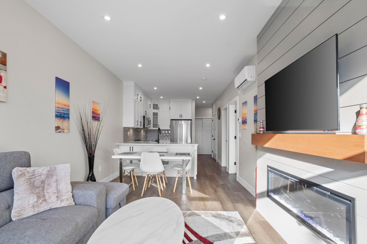 Kitchen Island Photo of 307 470 Esplanade Avenue, Harrison Hot Springs, BC