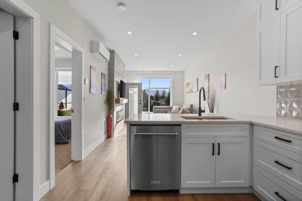 Kitchen Photo of 307 470 Esplanade Avenue, Harrison Hot Springs, BC