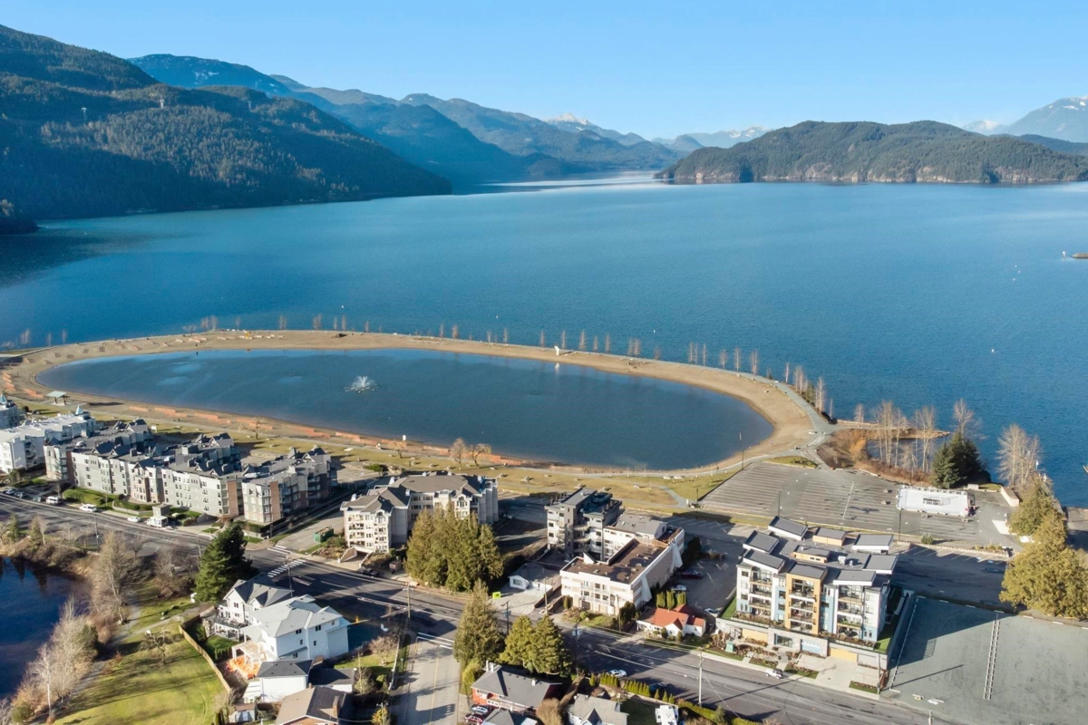 Living Room Photo of 307 470 Esplanade Avenue, Harrison Hot Springs, BC