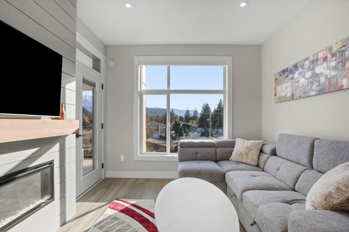 Primary Bedroom Photo of 307 470 Esplanade Avenue, Harrison Hot Springs, BC