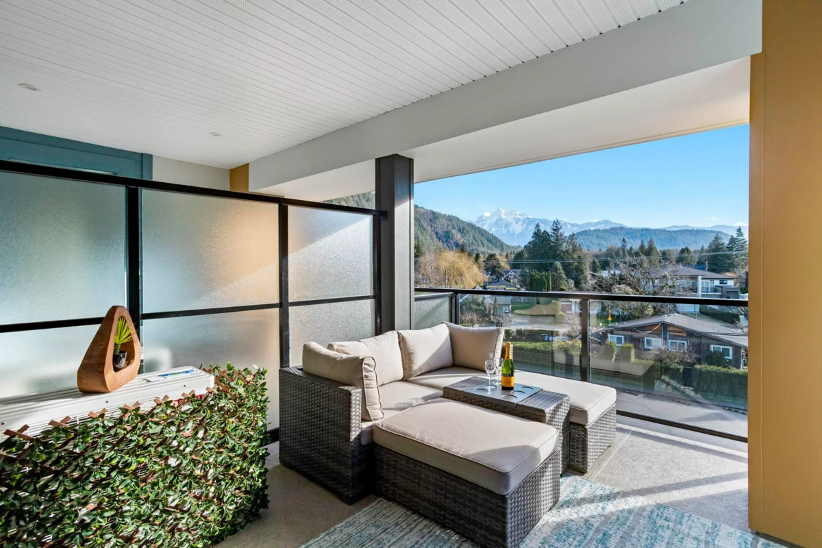 Walk-In Closet Photo of 307 470 Esplanade Avenue, Harrison Hot Springs, BC