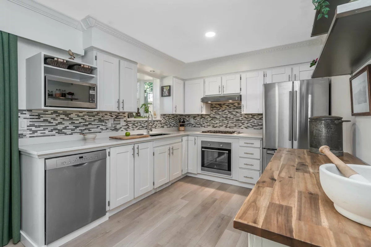 Walk-In Closet Photo of 32495 Mcrae Avenue, Mission, BC