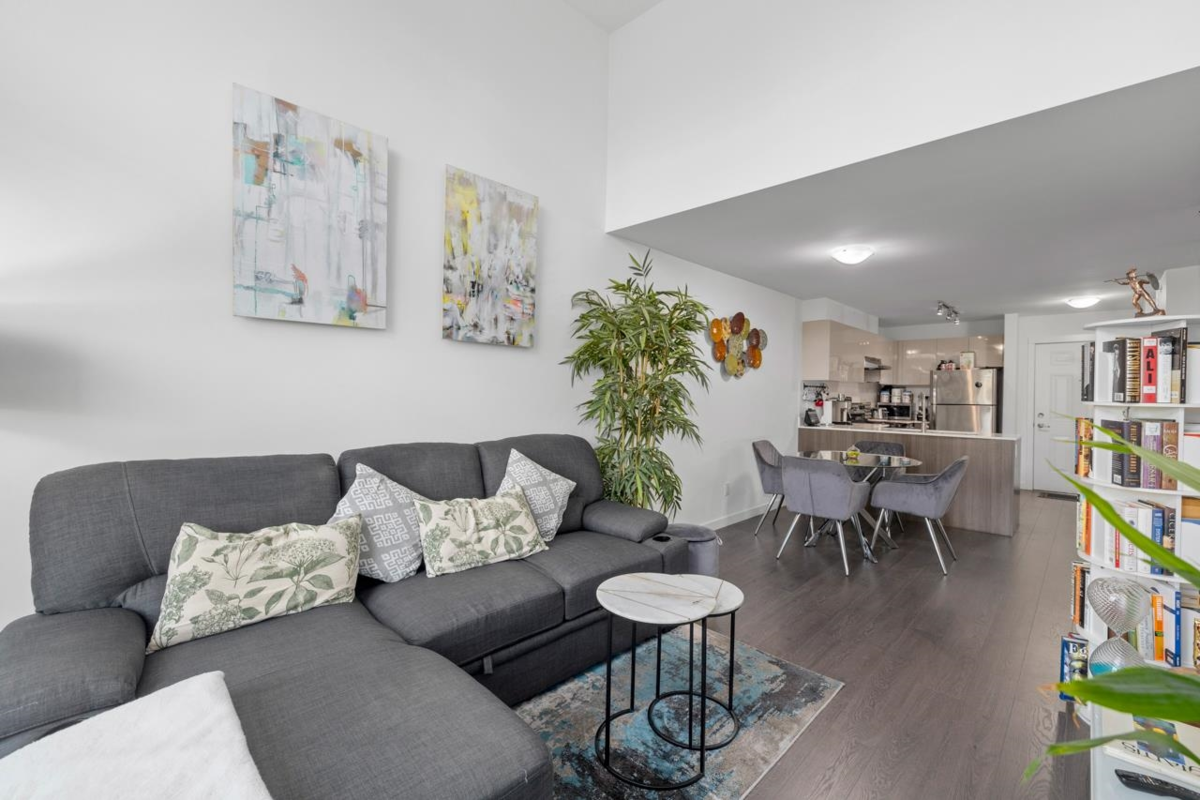 Kitchen Photo of 405 10688 140 Street, Surrey, BC