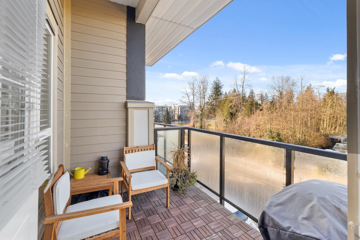 Powder Room Photo of 405 10688 140 Street, Surrey, BC