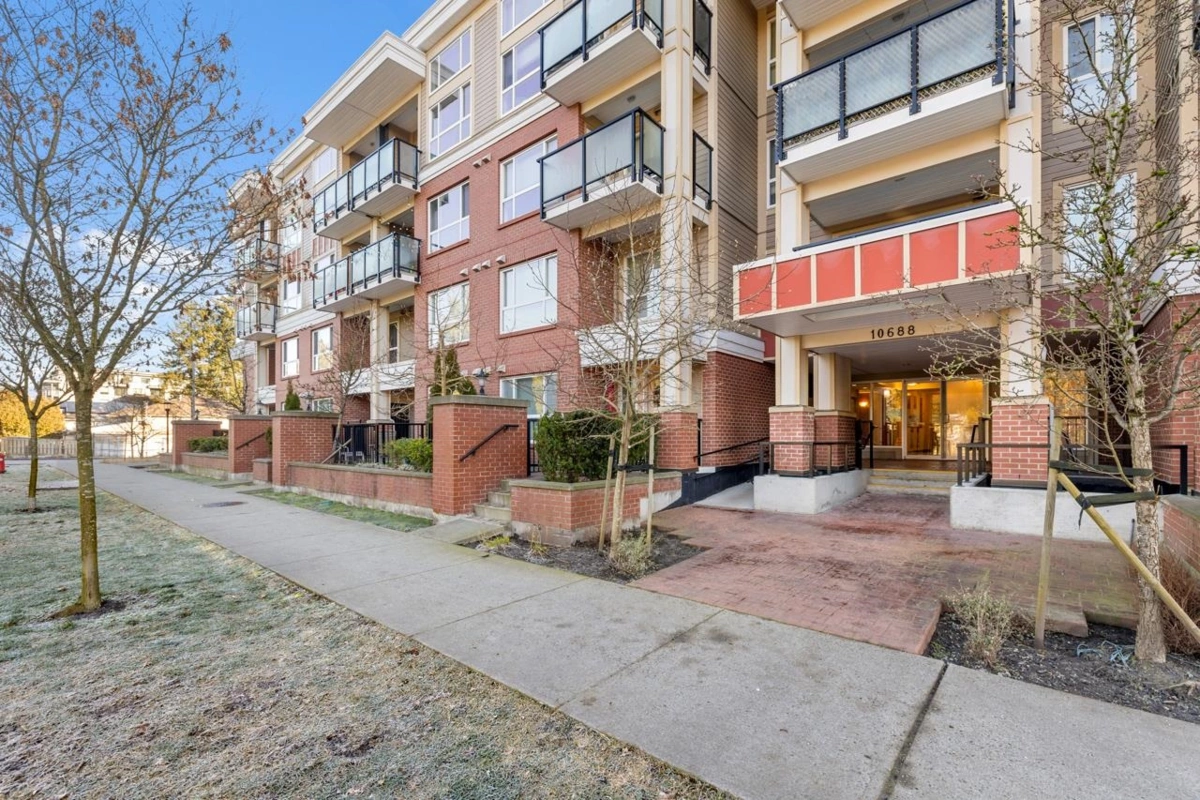 Swimming Pool Photo of 405 10688 140 Street, Surrey, BC