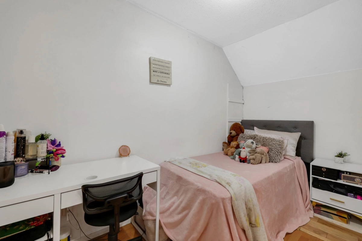 Bedroom 4 Photo of 4000 Highway 99, Squamish, BC