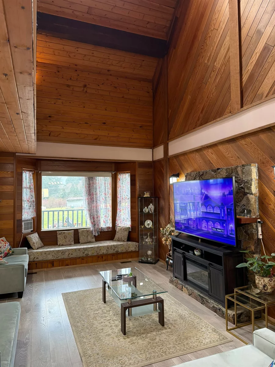 Breakfast Nook Photo of 4000 Highway 99, Squamish, BC