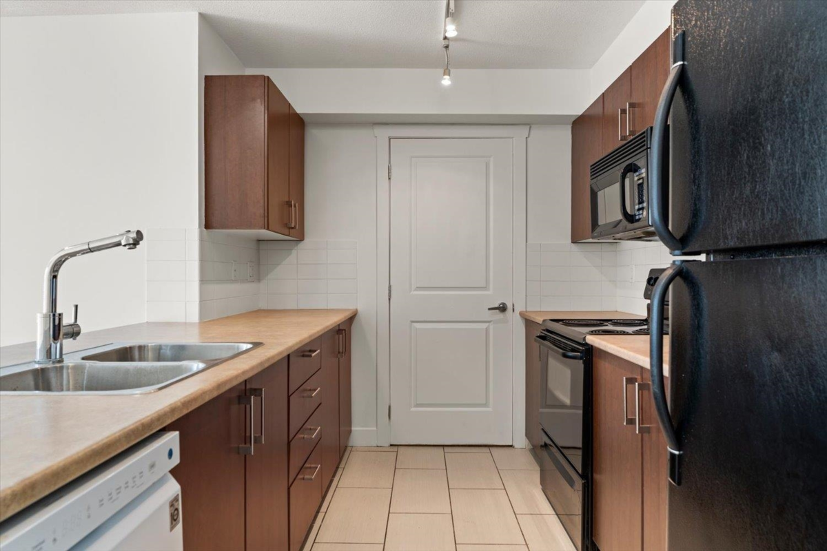Kitchen Island Photo of 109 45555 Yale Road, Chilliwack, BC