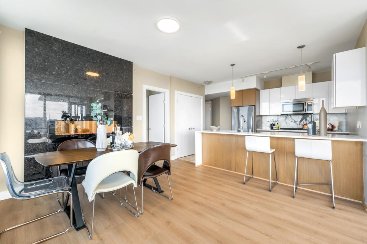 Kitchen Photo of 1708 6971 Elmbridge Way, Richmond, BC