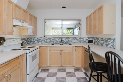 Breakfast Nook Photo of 5 623 Farnham Road, Gibsons, BC