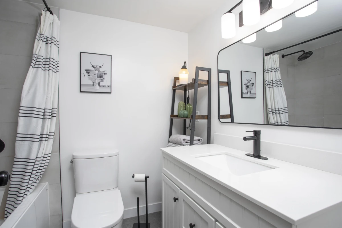 Hallway Photo of 202 1381 Martin Street, White Rock, BC
