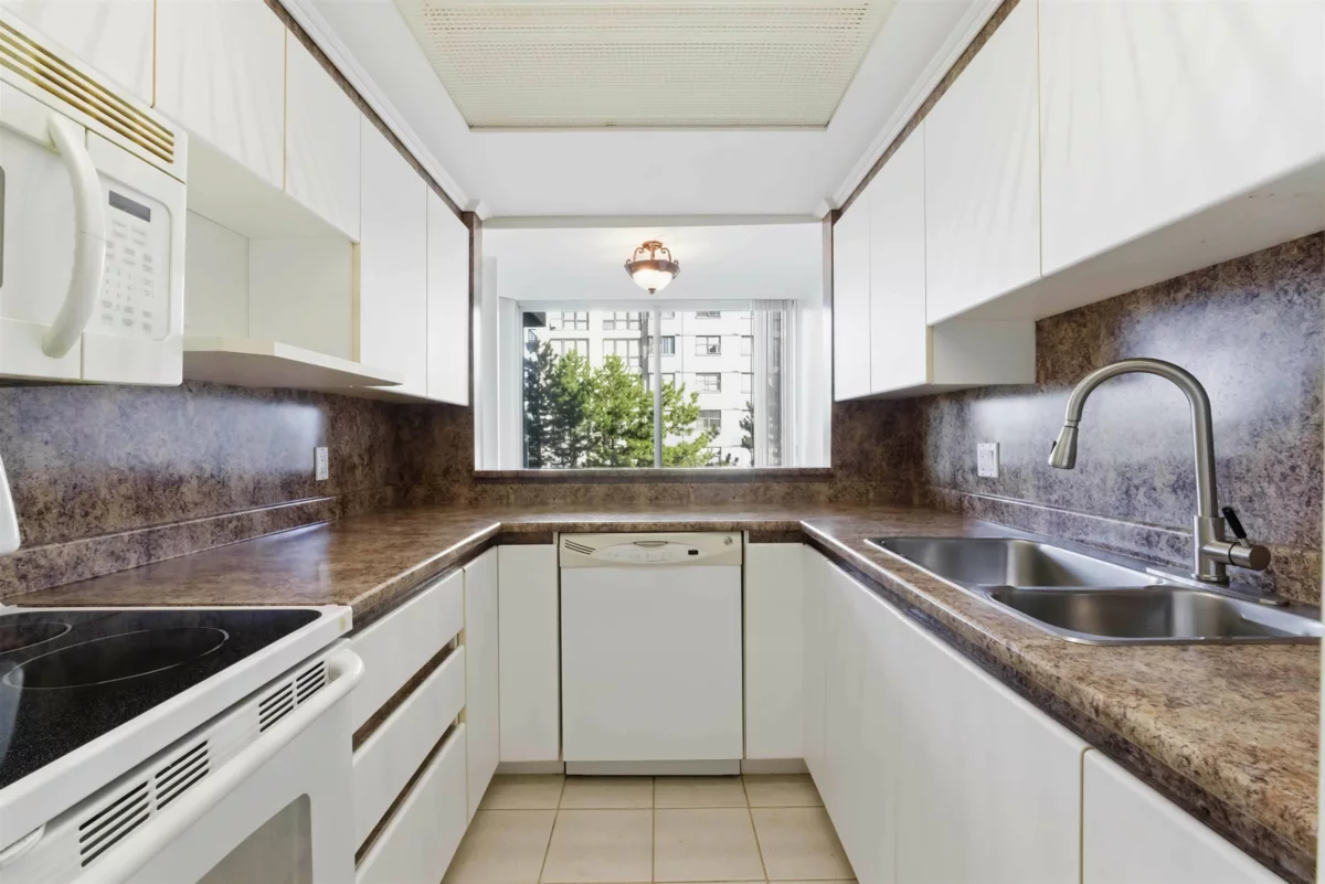 Kitchen Island Photo of 505 13383 108 Ave Avenue, Surrey, BC