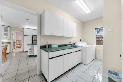 Kitchen Island Photo of 10560 Railway Avenue, Richmond, BC