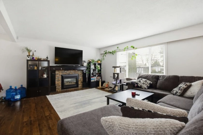 Kitchen Island Photo of 33359 Whidden Avenue, Mission, BC