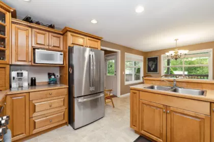 Kitchen Island Photo of 9955 Odell Street, Maple Ridge, BC
