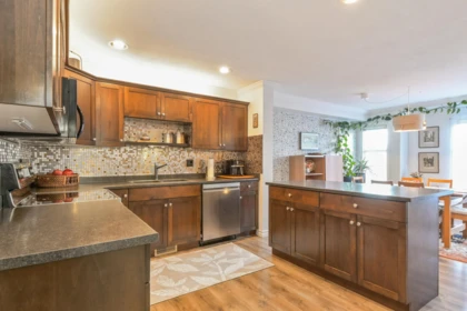 Kitchen Island Photo of 6 5900 Jinkerson Road, Chilliwack, BC
