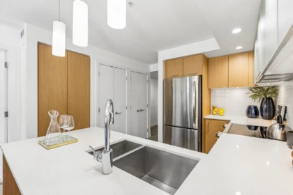 211 221 E 3rd Street, North Vancouver, BC, North Vancouver — Apartment/Condo for sale