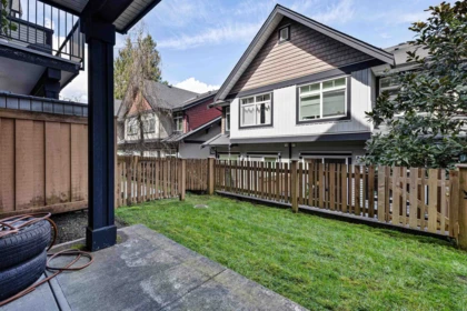 Entry Foyer Photo of 138 6299 144 Street, Surrey, BC