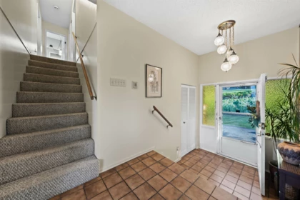 Hallway Photo of 16881 31 Avenue, Surrey, BC