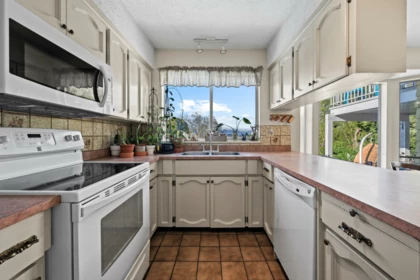 Walk-In Closet Photo of 16881 31 Avenue, Surrey, BC