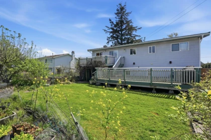 Front Yard Photo of 17569 60 Avenue, Surrey, BC