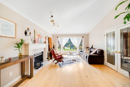 Kitchen Island Photo of 14937 20a Avenue, Surrey, BC