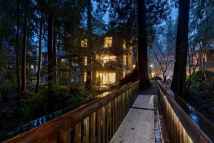 Garden / Landscaping Photo of 1188 Strathaven Drive, North Vancouver, BC