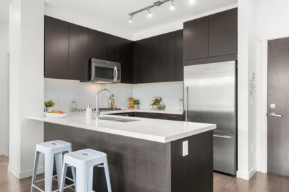 Kitchen Island Photo of 101 717 Chesterfield Avenue, North Vancouver, BC