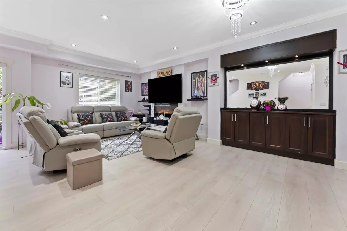 Dining Area Photo of 7 14338 103 Avenue, Surrey, BC