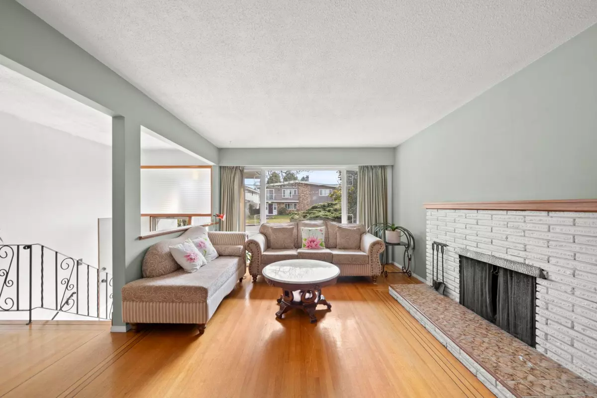 Dining Area Photo of 3783 Price Street, Burnaby, BC